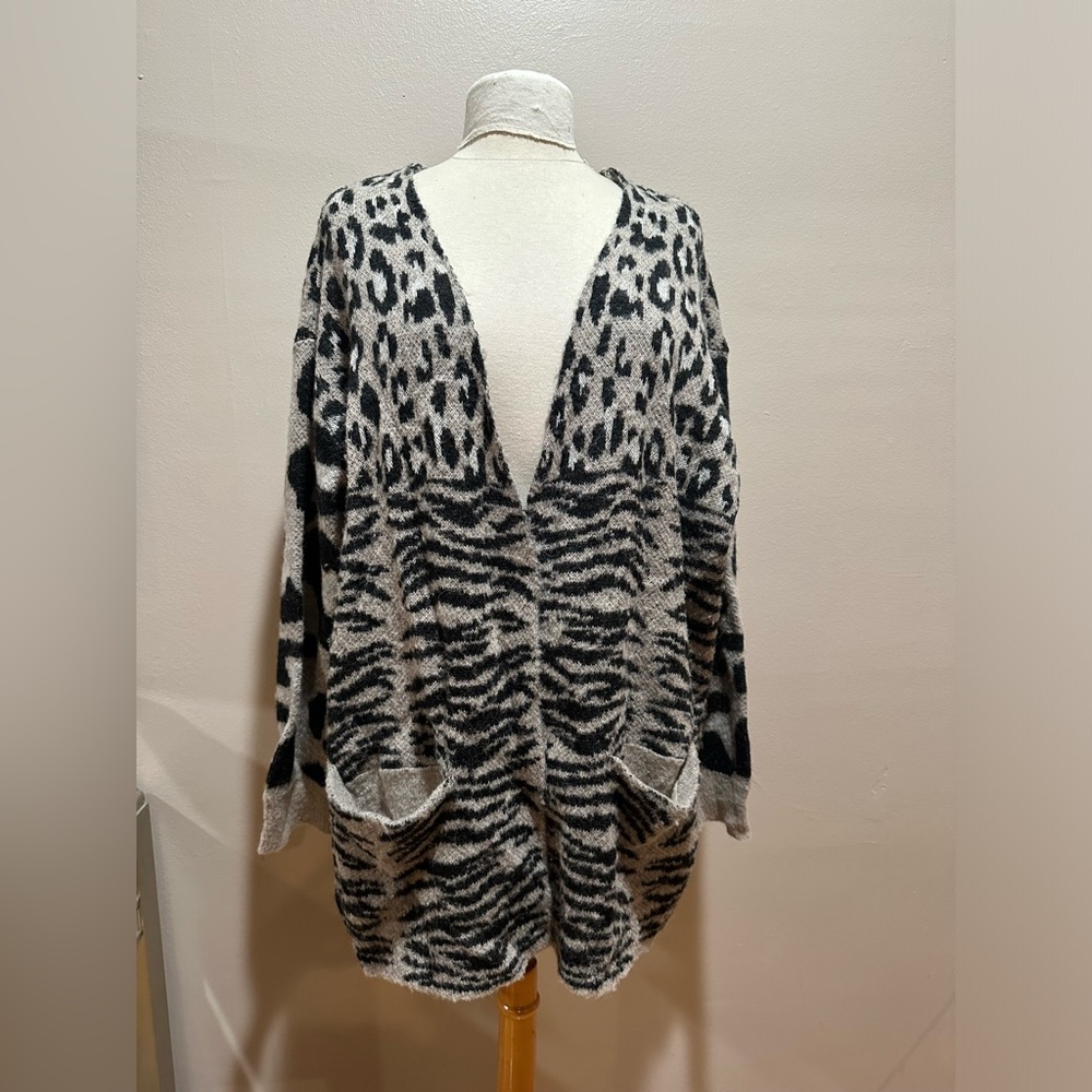 WILDFOX Women's Size Large Gray Animal Print Alpaca Blend Fall Cardigan Sweater